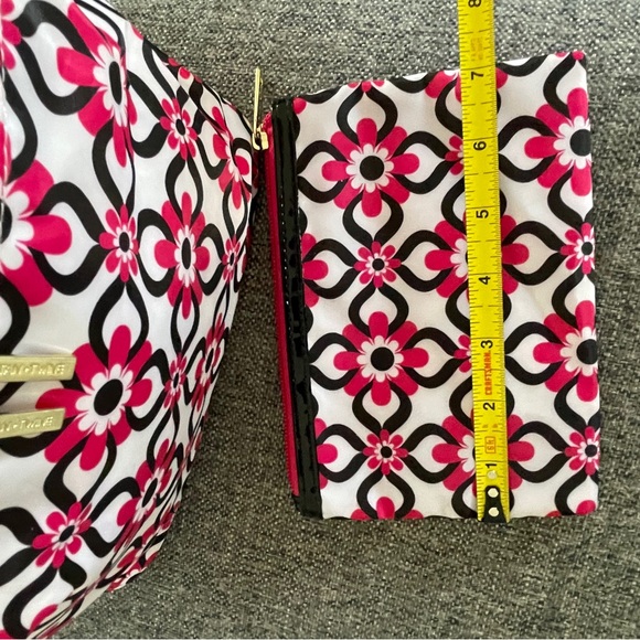 Tartan-Twine cosmetic bag set with a pink, black, and white floral pattern. - Picture 9 of 14